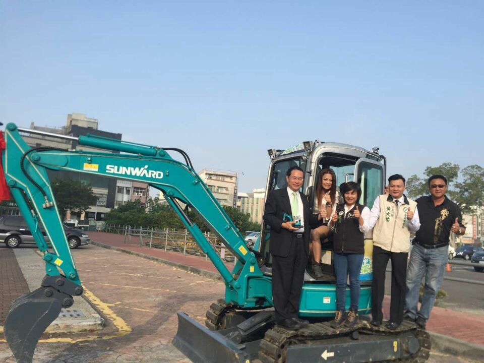 嘉義市长大赞3499拉斯维加斯线路智能挖掘机环台义举