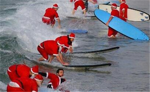 320名圣诞老人集体冲浪？八一八圣诞节奇闻趣事