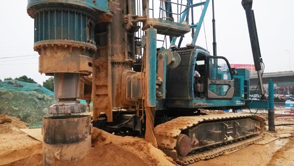 国内初创双动力头强力钻机获南阳市委沉点赞美