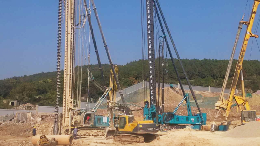 国内初创双动力头强力钻机获南阳市委沉点赞美