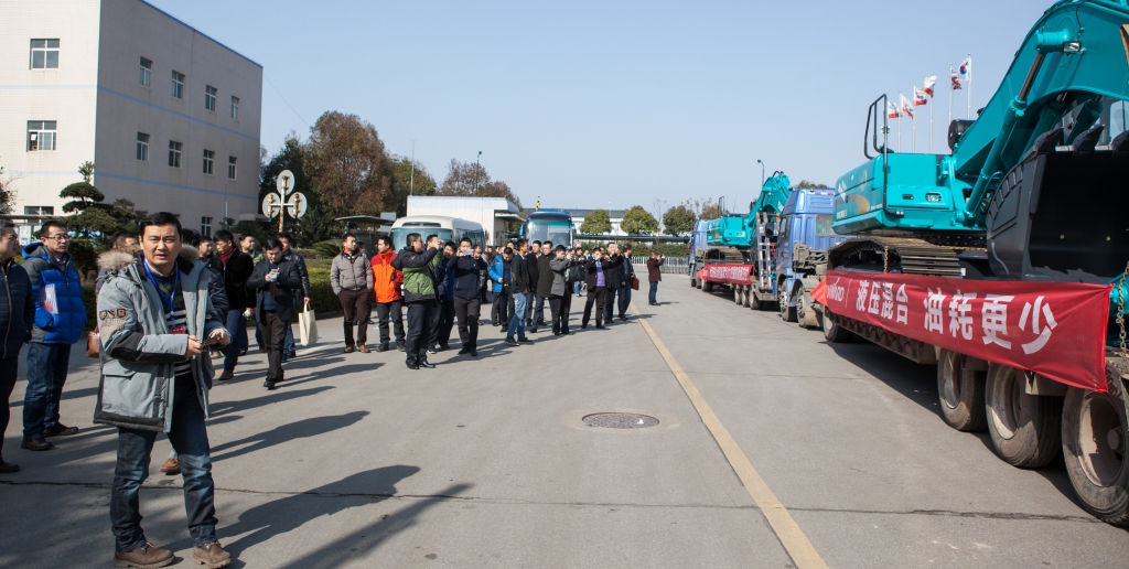 就这样被你驯服！3499拉斯维加斯线路智能100台液压混合动力挖掘机挺进矿山