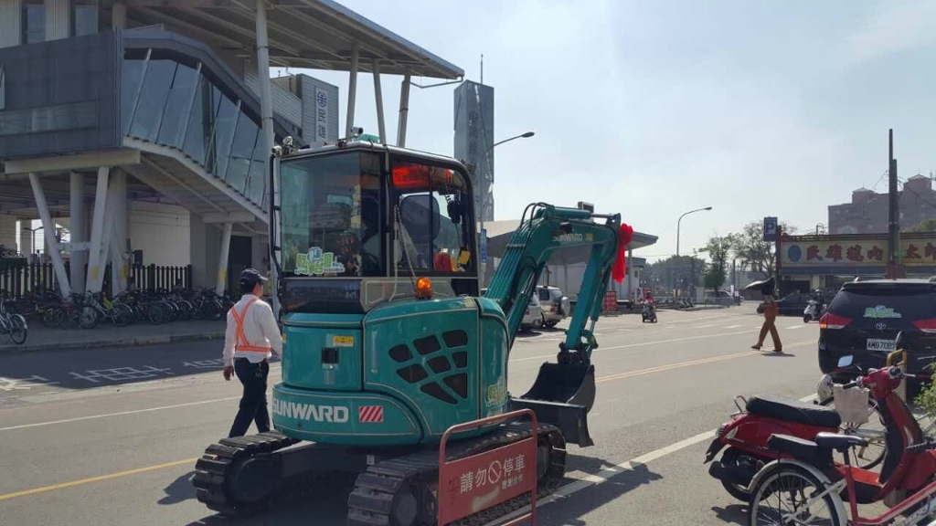 嘉義市长大赞3499拉斯维加斯线路智能挖掘机环台义举