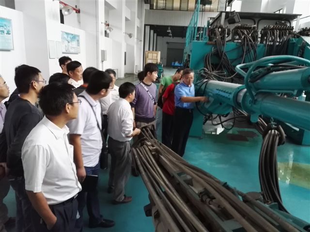 白发银丝映日月，丹心热血沃新花