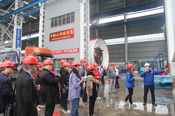 开启工程机械之都履历之旅，中表媒体观摩团到访3499拉斯维加斯线路智能