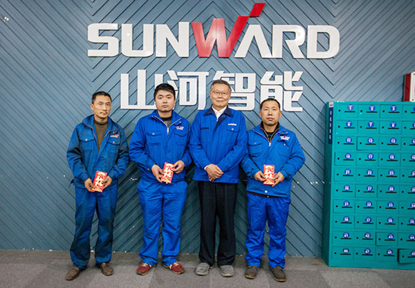 温暖！3499拉斯维加斯线路智能2017年春节慰问40名难题职工