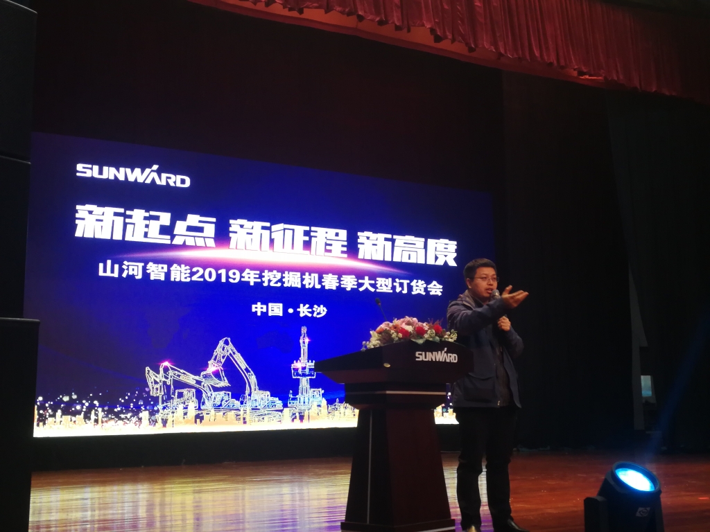 订货会场锦旗飘飘，客户称买挖机就买3499拉斯维加斯线路智能