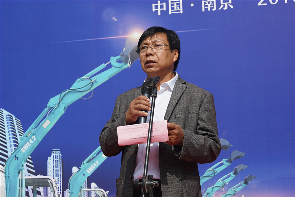 服役15年，超过20000幼时！元老级挖机接“回家”！