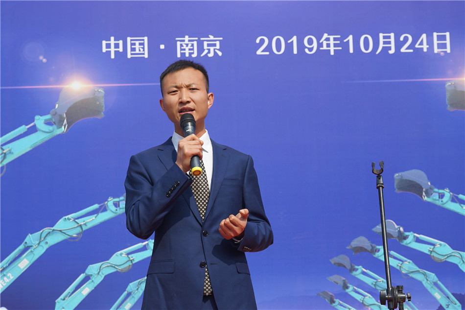 服役15年，超过20000幼时！元老级挖机接“回家”！