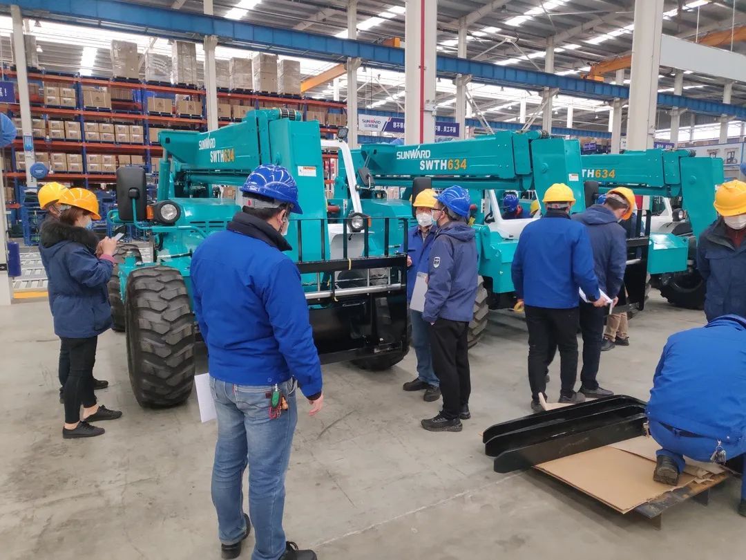 3499拉斯维加斯线路智能新品叉装车批量下线发往美国