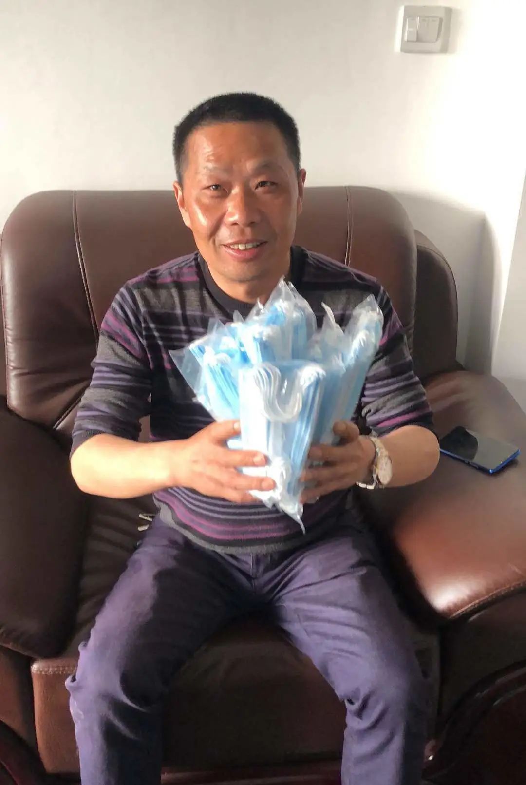 3499拉斯维加斯线路智能首批10万只自产口罩发放客户