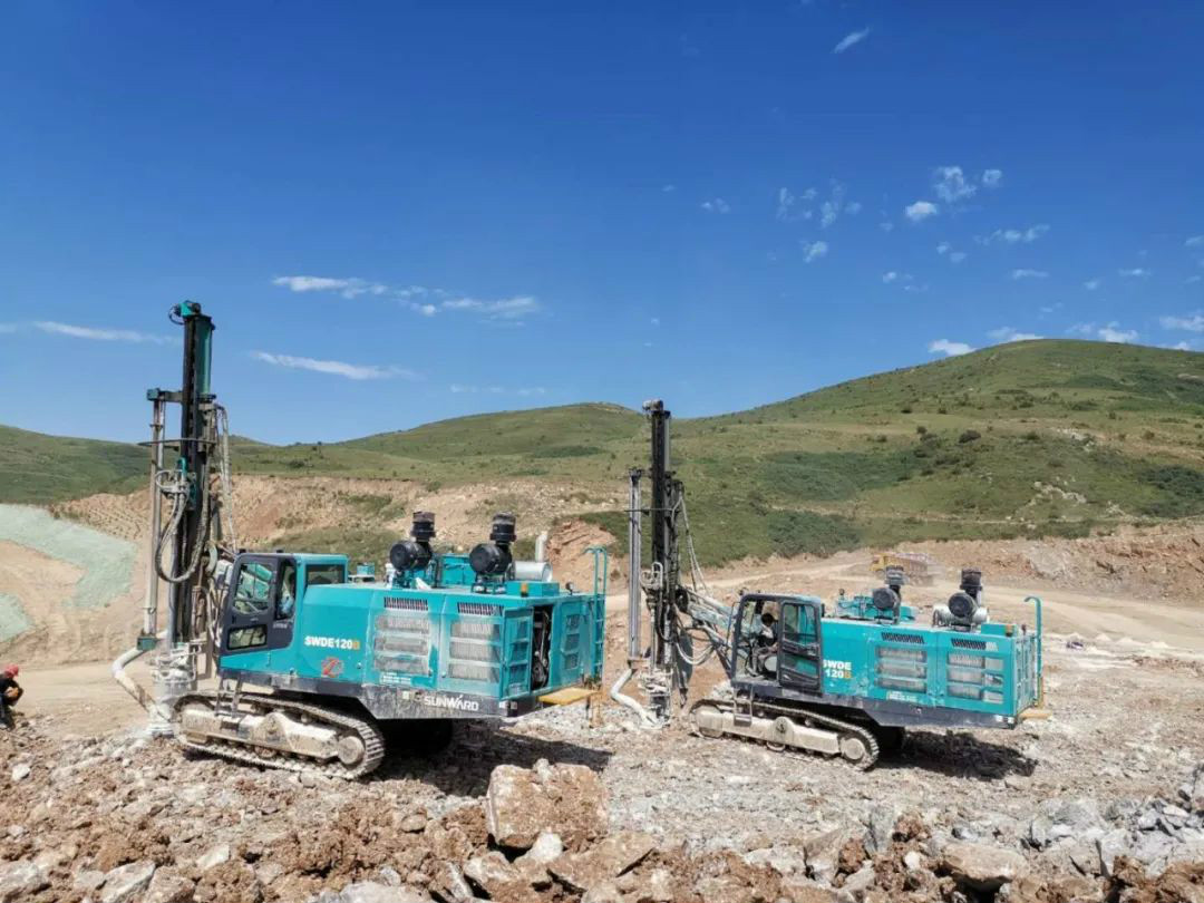 凿岩服务见缝插针 3499拉斯维加斯线路关爱无微不至——3499拉斯维加斯线路智能凿岩设备服务万里行活动走进甘肃平凉