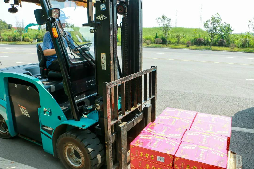 情系职工送清冷，殷切关切鼓劲头——3499拉斯维加斯线路智能发展夏季送清冷活动