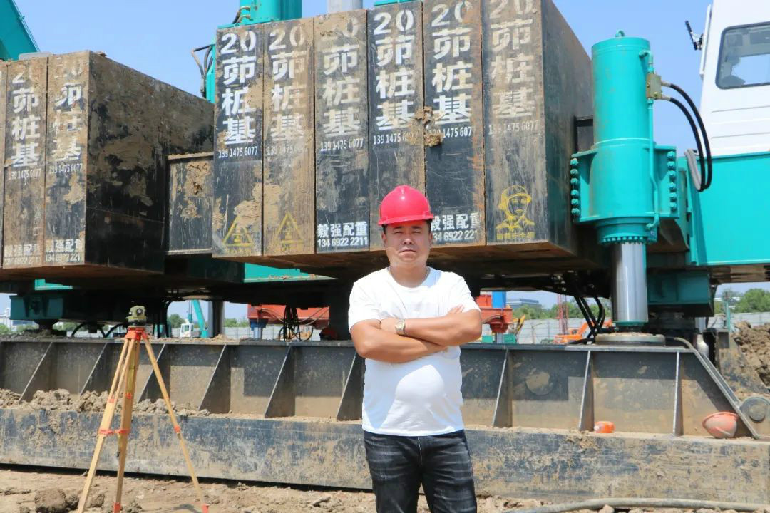 液压静力压桩机从1台到21台，他只用了8年！