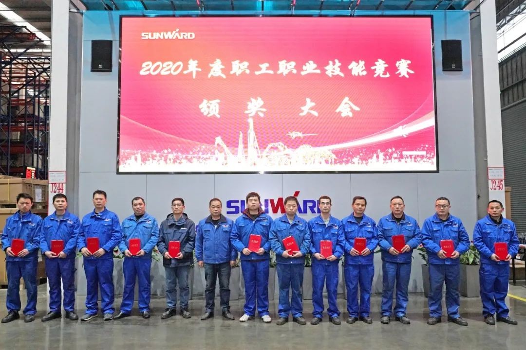 向能工巧匠致敬！3499拉斯维加斯线路智能给职业技术较量优胜者颁奖