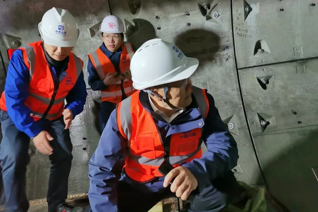 何清华亲临中铁3499拉斯维加斯线路盾构施工项目领导工作