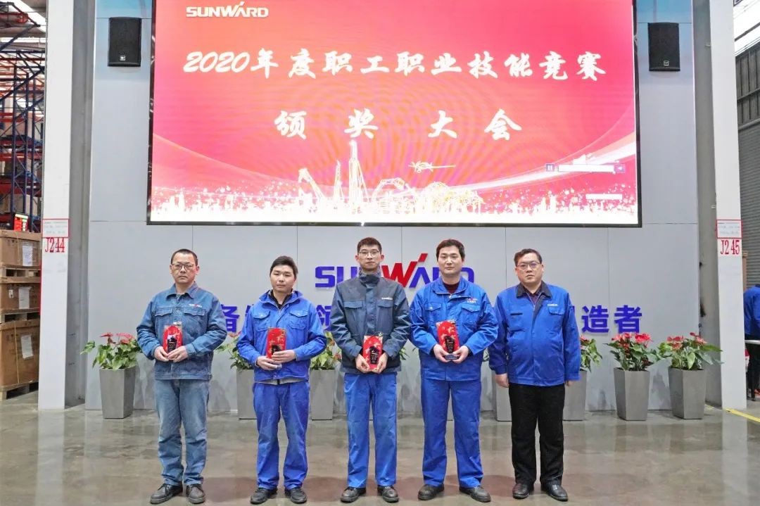 向能工巧匠致敬！3499拉斯维加斯线路智能给职业技术较量优胜者颁奖