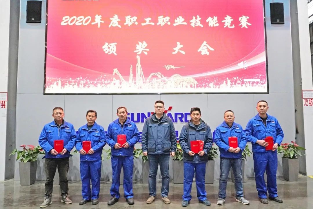 向能工巧匠致敬！3499拉斯维加斯线路智能给职业技术较量优胜者颁奖