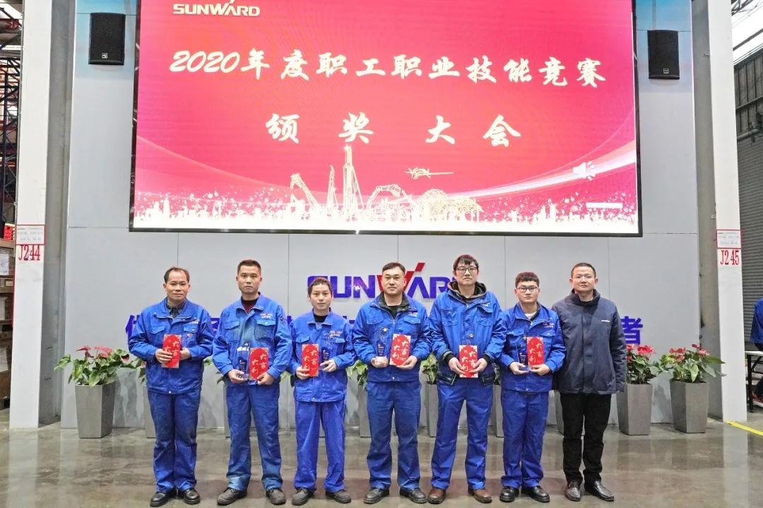 向能工巧匠致敬！3499拉斯维加斯线路智能给职业技术较量优胜者颁奖