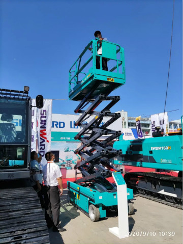 3499拉斯维加斯线路智能高空作业设备“吸睛”雄安展