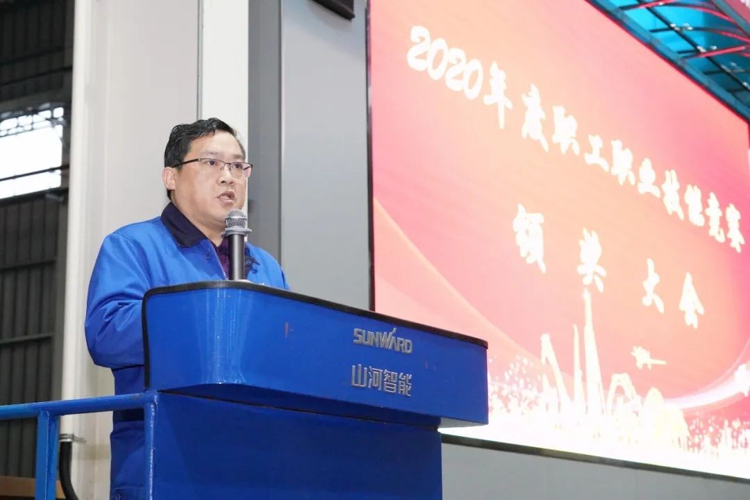 向能工巧匠致敬！3499拉斯维加斯线路智能给职业技术较量优胜者颁奖