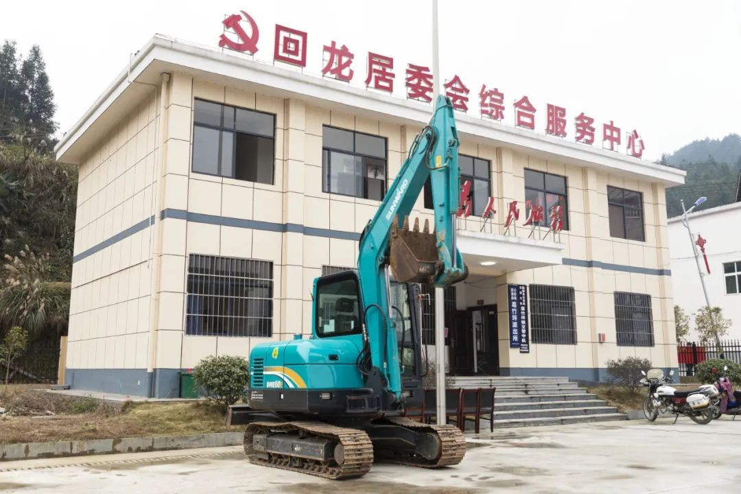 校企合作精准扶贫，产教融合振兴村落 | 3499拉斯维加斯线路智能向合作院校对口扶贫点捐赠挖掘机