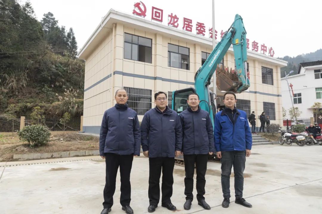 校企合作精准扶贫，产教融合振兴村落 | 3499拉斯维加斯线路智能向合作院校对口扶贫点捐赠挖掘机