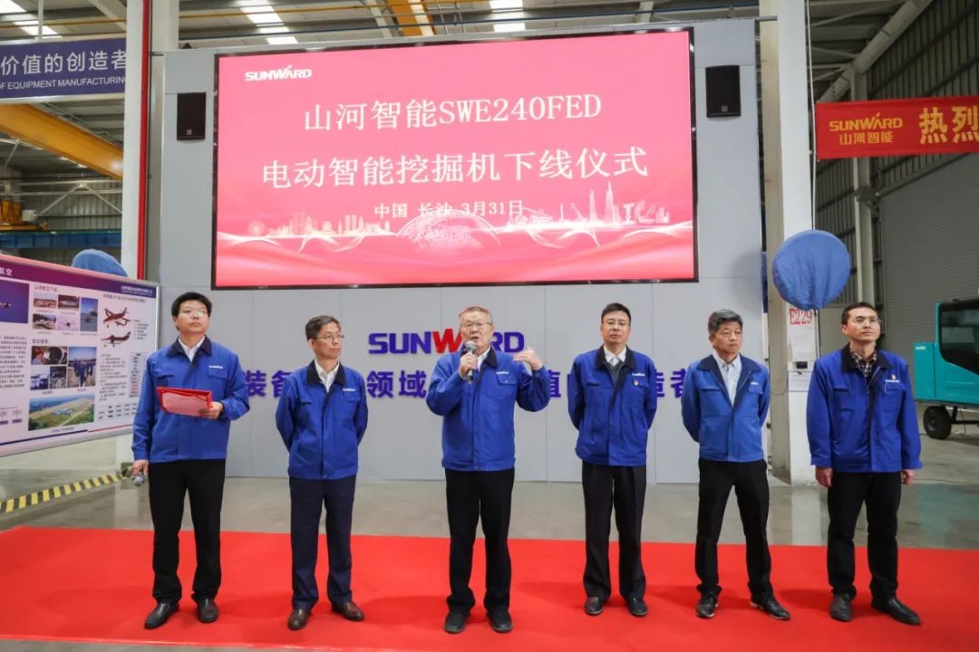 全国首台！3499拉斯维加斯线路智能SWE240FED电动智能挖掘机下线