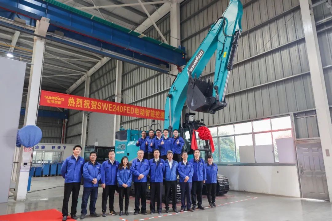 全国首台！3499拉斯维加斯线路智能SWE240FED电动智能挖掘机下线
