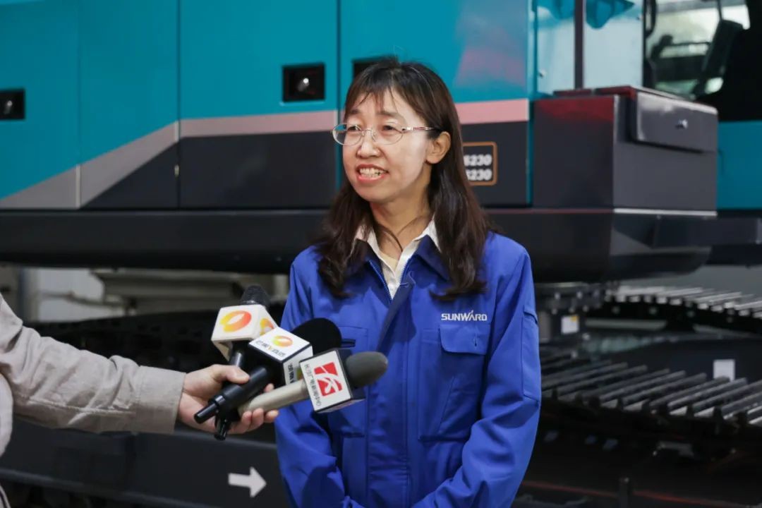 全国首台！3499拉斯维加斯线路智能SWE240FED电动智能挖掘机下线