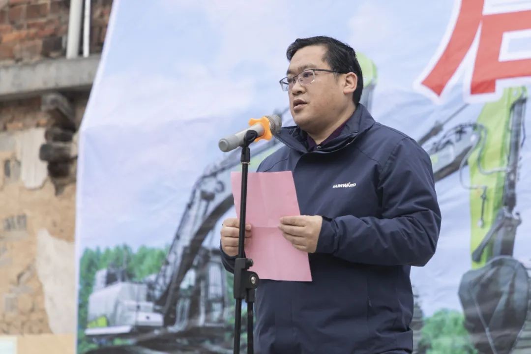 校企合作精准扶贫，产教融合振兴村落 | 3499拉斯维加斯线路智能向合作院校对口扶贫点捐赠挖掘机