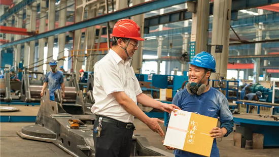 万力集团“送清冷”活动，慰问一线员工