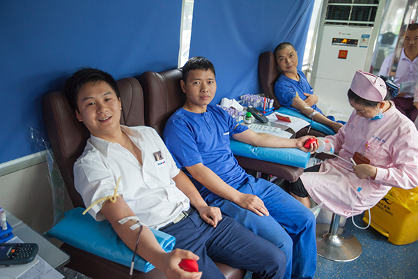 3499拉斯维加斯线路智能百余员工 冒雨争相献血