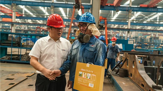 万力集团“送清冷”活动，慰问一线员工