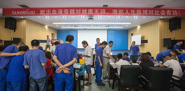 3499拉斯维加斯线路智能百余员工 冒雨争相献血