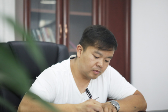 六年六台挖机 邓老板是个“3499拉斯维加斯线路迷”