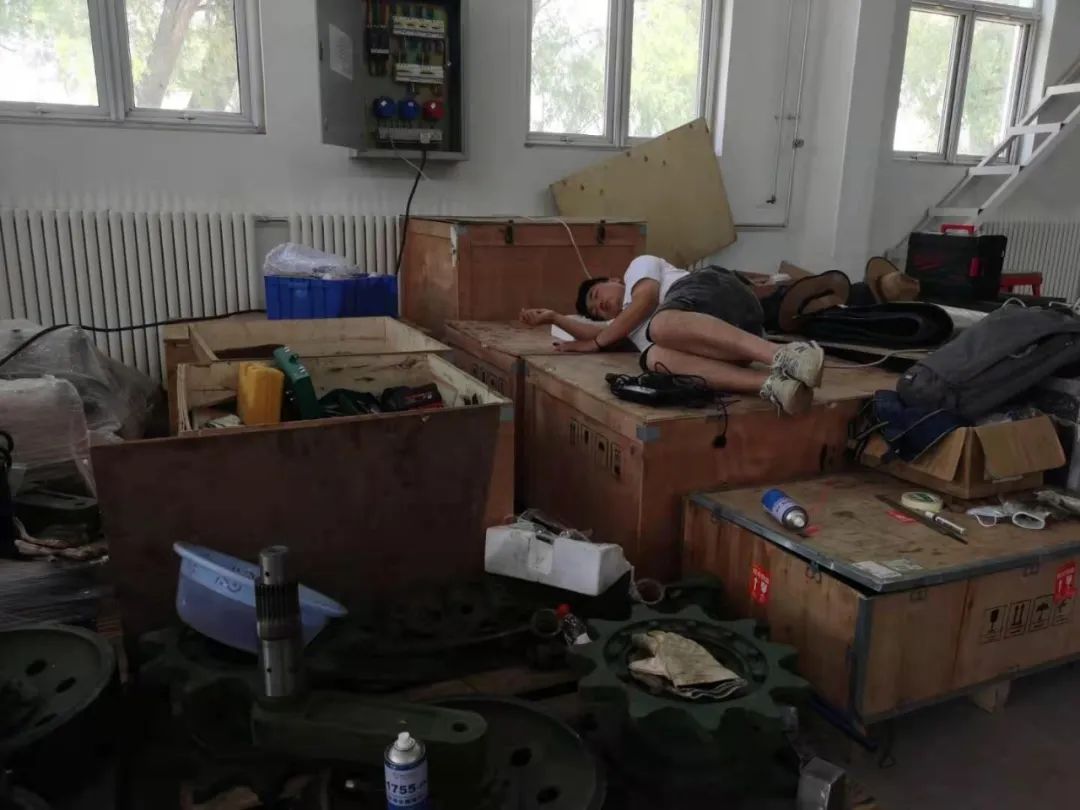 致敬！战斗在风沙中的特种设备团队