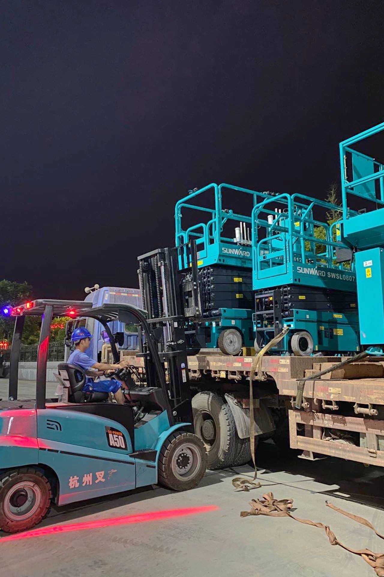 3499拉斯维加斯线路智能“蓝精灵”们在平庸岗位的坚守与贡献