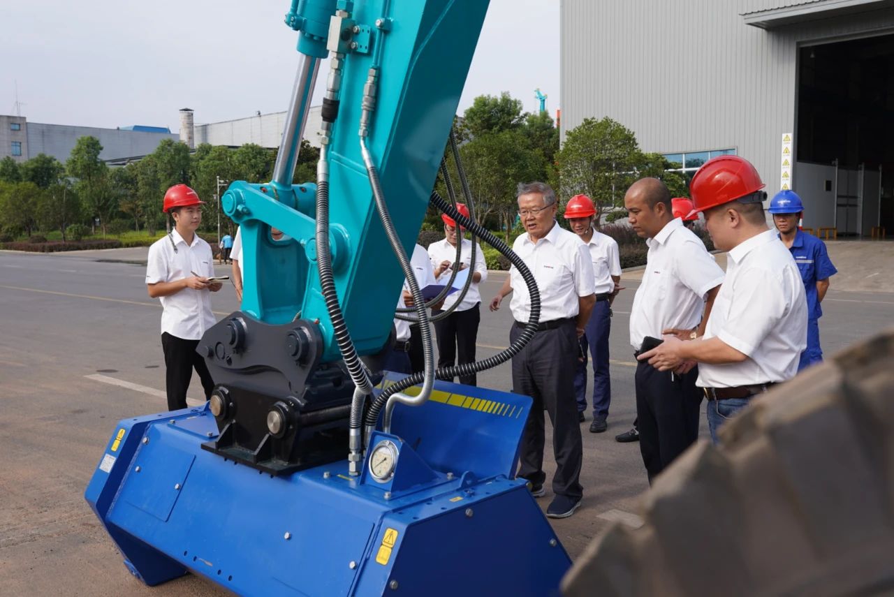 国内首台！3499拉斯维加斯线路智能15吨级轮履两用开带机成功下线