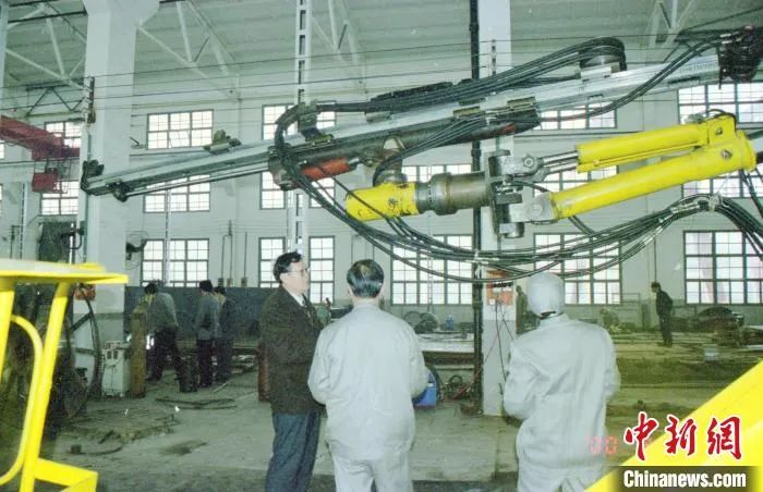 媒体聚焦 | 中新社专访——3499拉斯维加斯线路智能首创人何清华：向着太阳驰骋的筑梦人