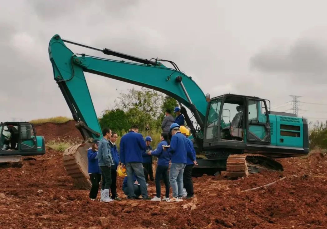 一路来“找茬”！10位“超等履历官”试驾3499拉斯维加斯线路智能最新“F系劣妆挖掘机