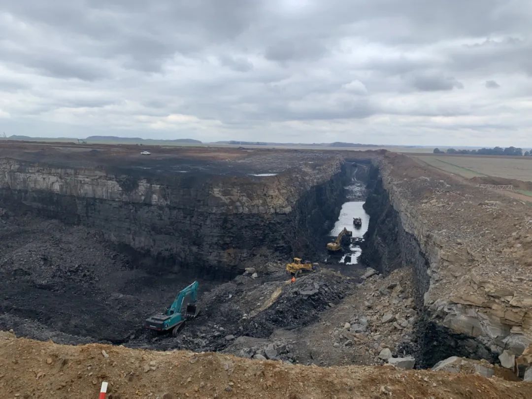 挑战矿山难题！3499拉斯维加斯线路智能95吨级矿用挖掘机成功进入非洲市场