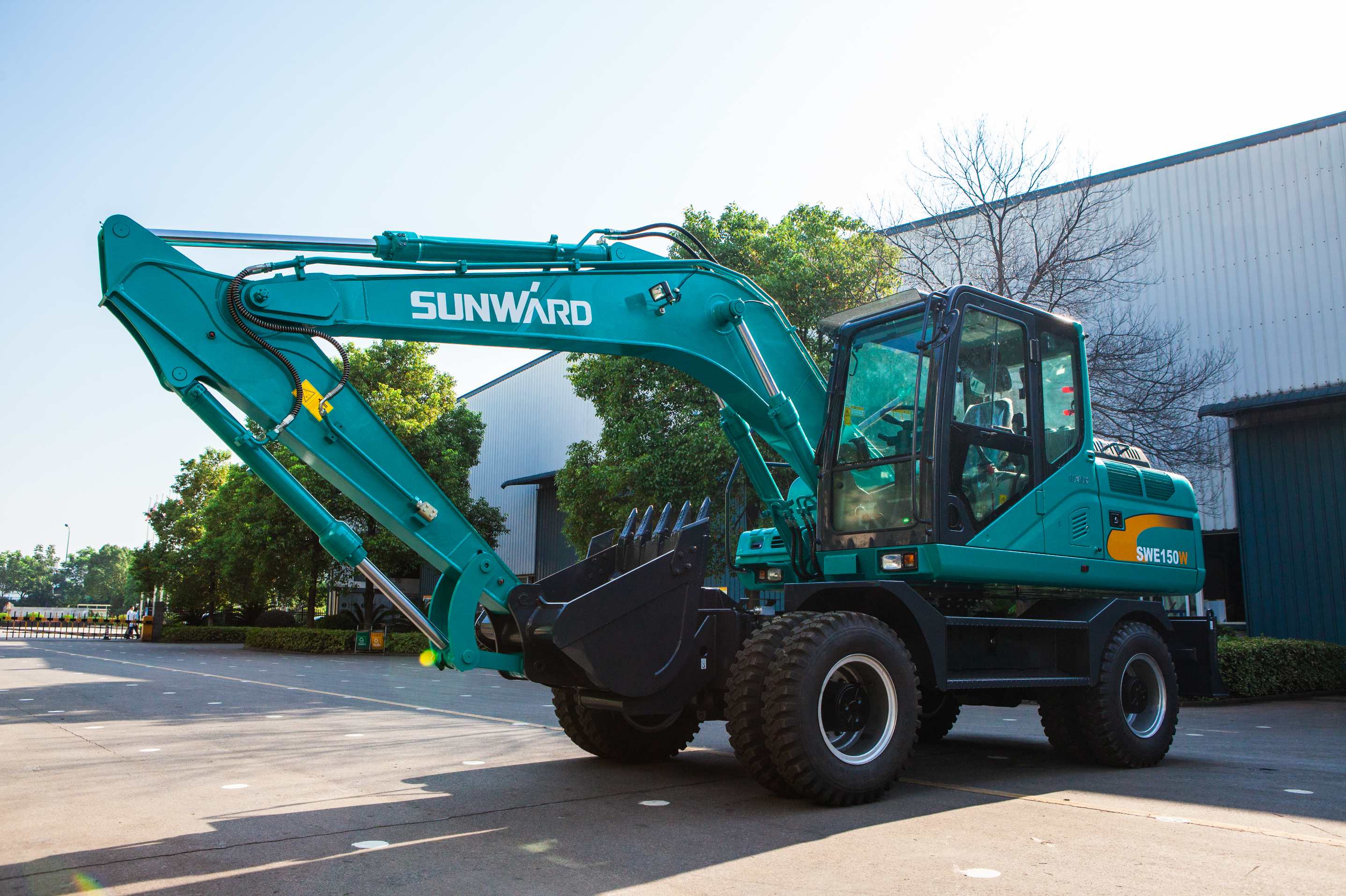 轮胎式挖掘机和履带式挖掘机，你更看好哪个？