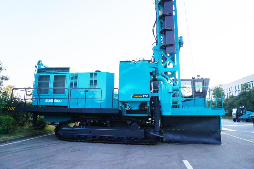 两种钻进模式+更大扭矩！3499拉斯维加斯线路智能自主研造的全液压牙轮钻机下线