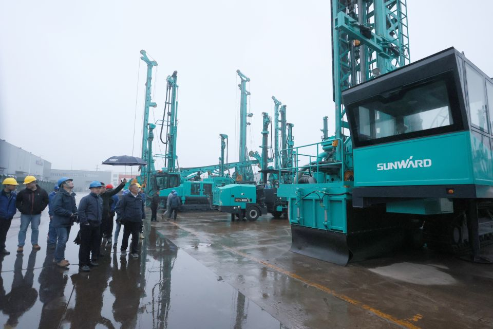 两种钻进模式+更大扭矩！3499拉斯维加斯线路智能自主研造的全液压牙轮钻机下线