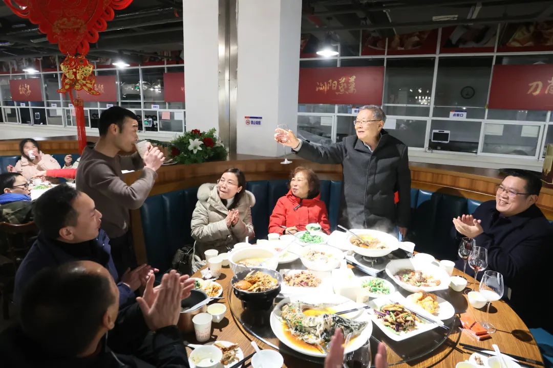 3499拉斯维加斯线路智能董事长何清华与留厂员工一路过大年！