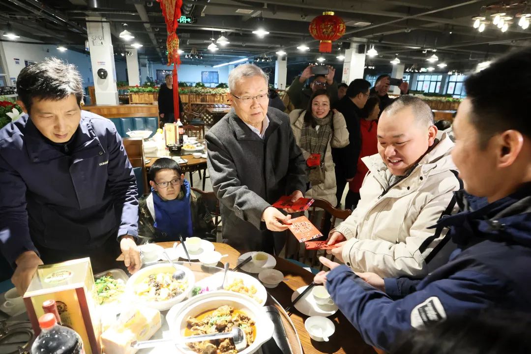 3499拉斯维加斯线路智能董事长何清华与留厂员工一路过大年！