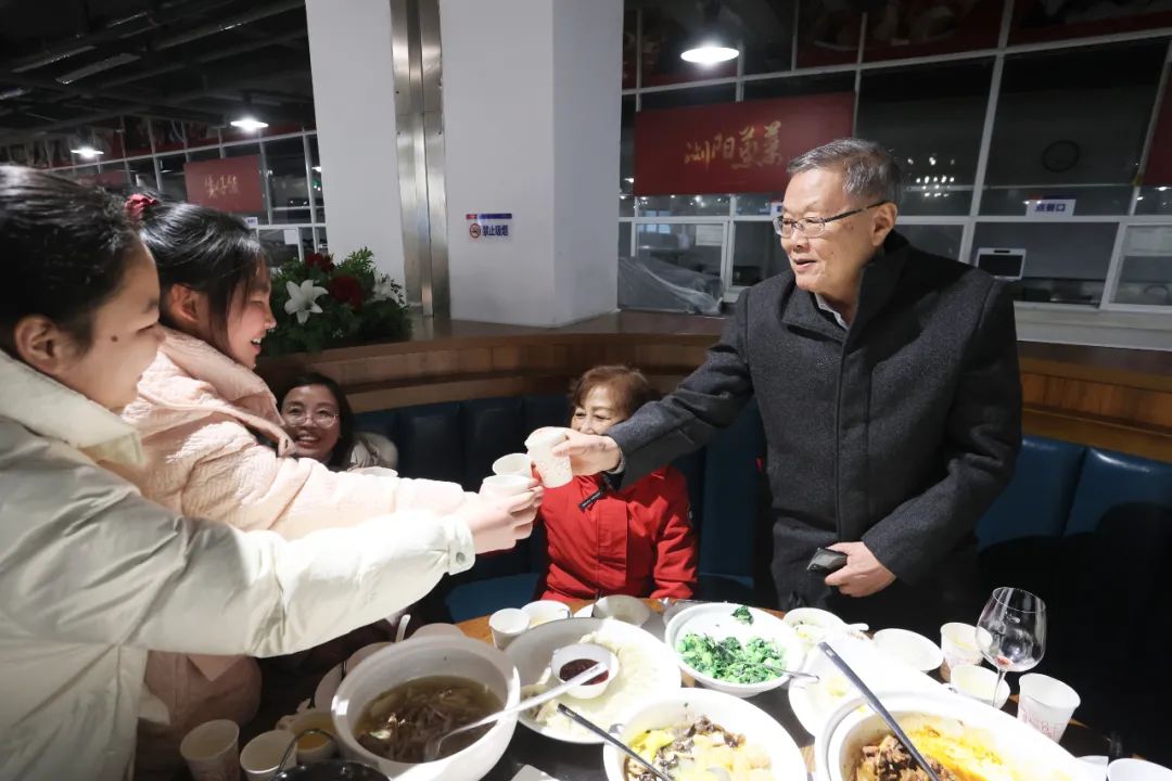 3499拉斯维加斯线路智能董事长何清华与留厂员工一路过大年！