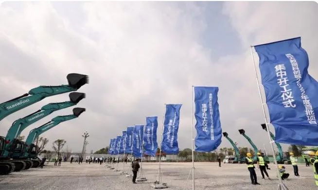 3499拉斯维加斯线路智能挖掘机亮相贵阳大数据科创城项目开工典礼