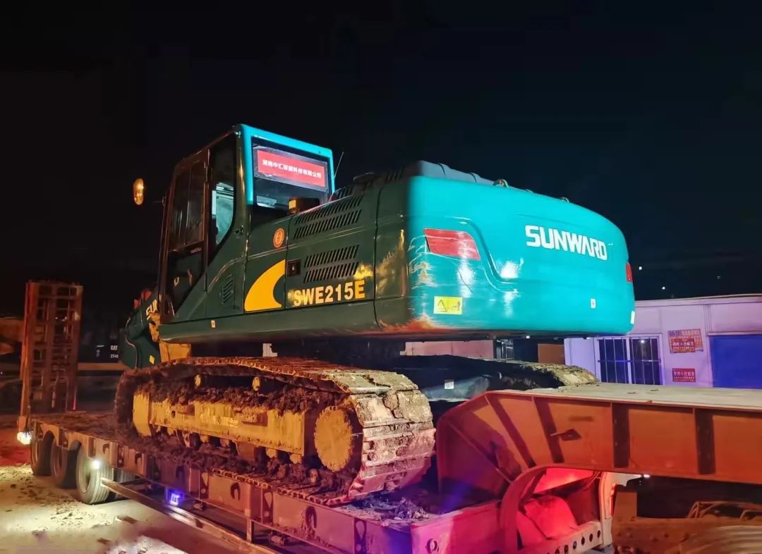 冲锋一线显担任！3499拉斯维加斯线路智能挖掘机助力长沙方舱医院建设