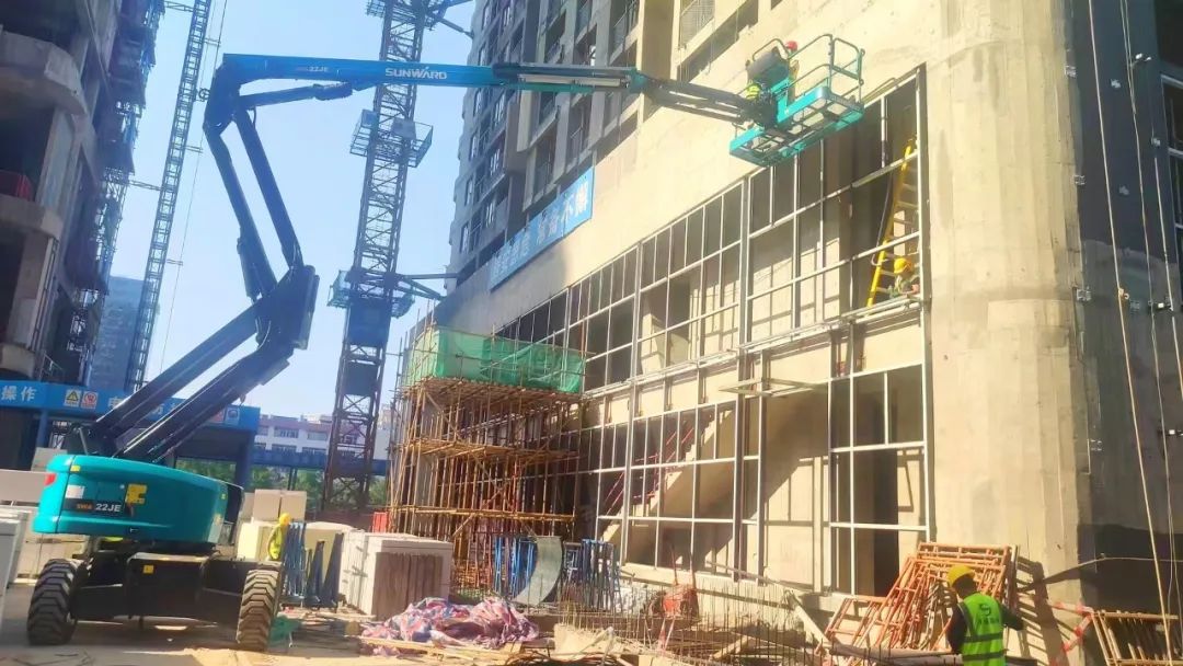 正式“上岗”！3499拉斯维加斯线路智能首台电动曲臂式高空作业平台入驻华南市场